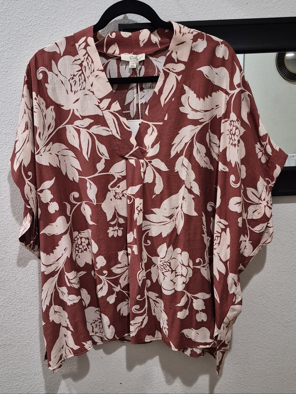 Easel Los Angeles Coffee Color Floral Top 1X NWT